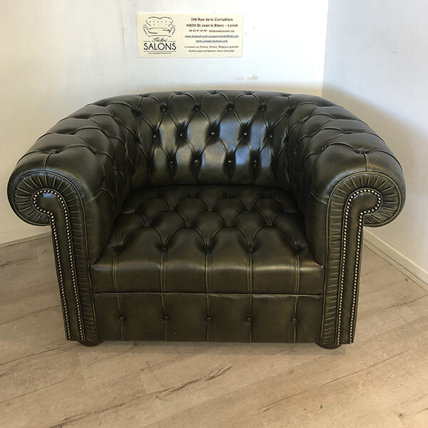 Fauteuil Chesterfield de fabrication artisanale avec assise en capitons recouvert d'un cuir vachette vert foncé