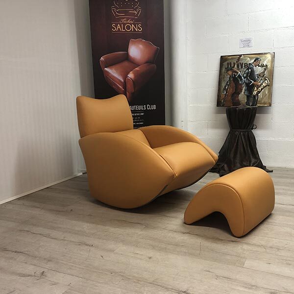 fauteuil design de trois quarts. Le recouvrement est réalisé en cuir jaune. La ligne est fluide et épurée