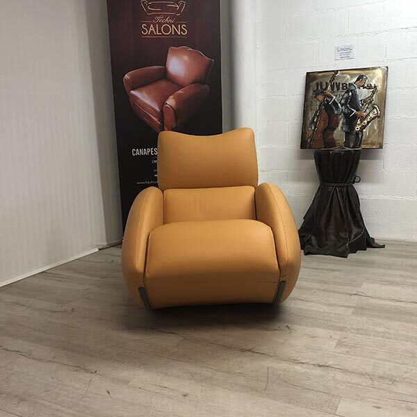 Fauteuil design de face. Le fauteuil bascule de manière équilibrée