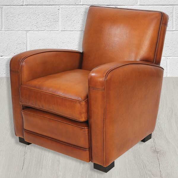 fauteuil moderne de trois quart. Le style du fauteuil est un club droit. Le revêtement est fait en cuir fauve