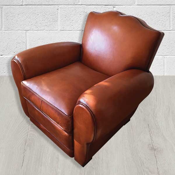 Fauteuil club de réalisation artisanale. Le style Moustache se dessine sur le dossier Le volume d'assise est important ce qui apporte du confort. La courbe Moustache est en haut du dossier ce qui apporte un style original.