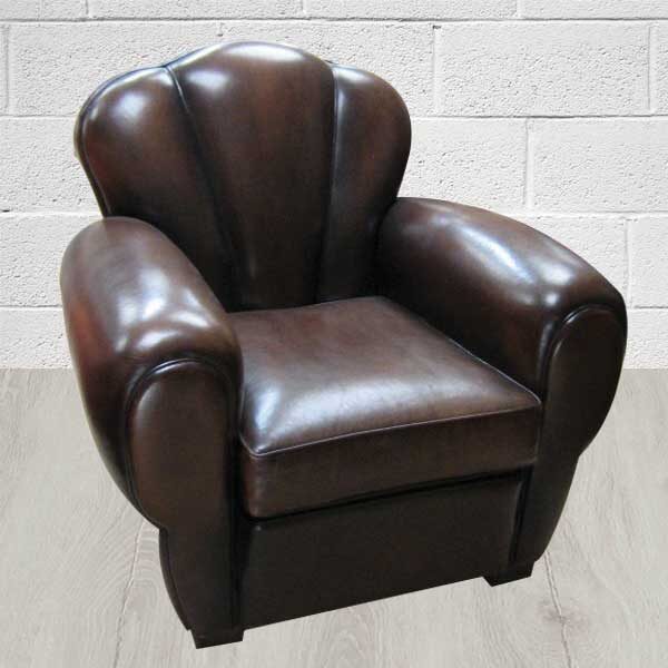 Fauteuil club tulipe de trois quart. Le recouvrement est en basane marron foncé. Le dossier est rond et séparé en trois parties.