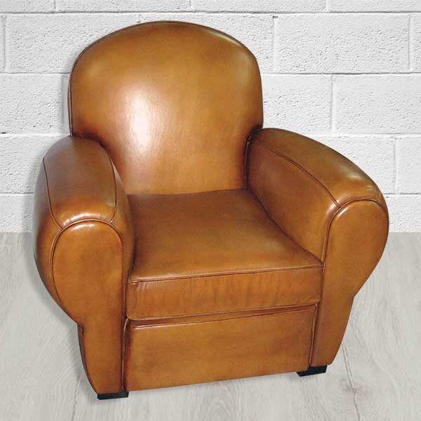 Fauteuil en cuir marron de face. Les accoudoirs volumineux ont une forme de marteaux. Le fauteuil est rembourré, il semble confortable et moelleux.